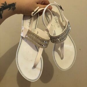 5/$15 | 🐱 Charlie Paige | Off White Sandals